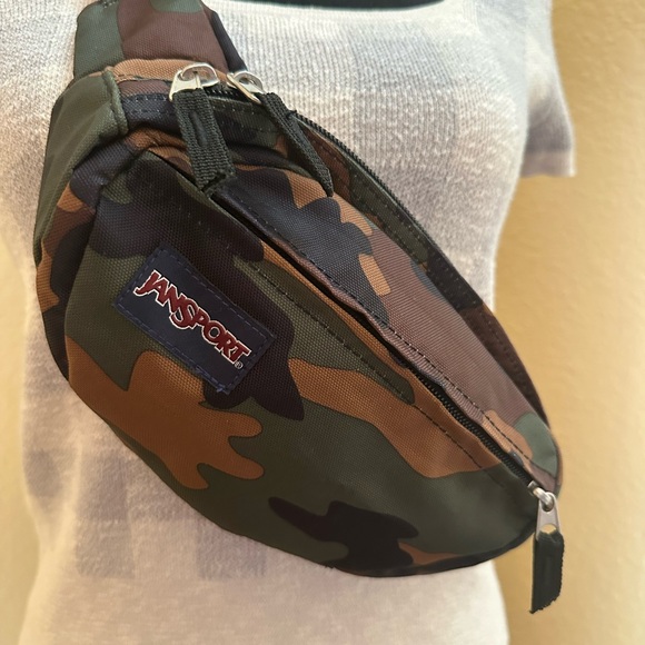 JanSport Fifth Avenue Camo Waist/Fanny Pack - Picture 2 of 8